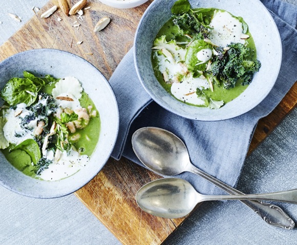 Pflanzliche Grünkohl Suppe, verfeinert mit Gemüse