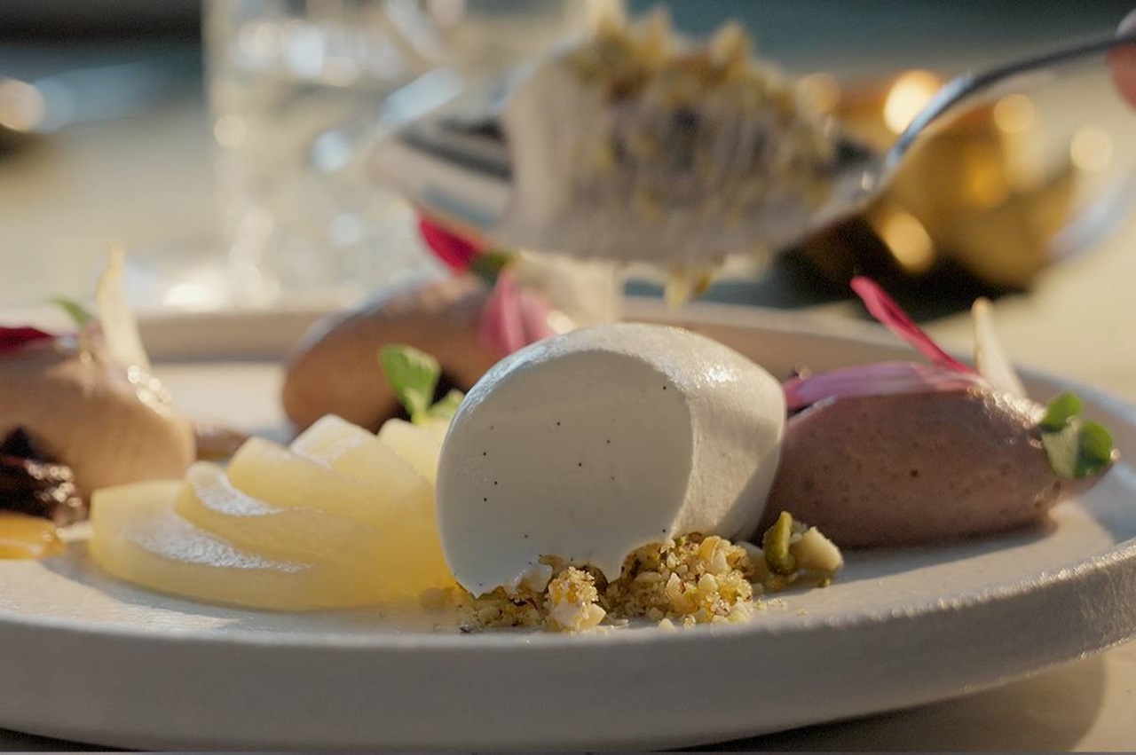 recipe image Pochierte Birne-Acai-Mousse