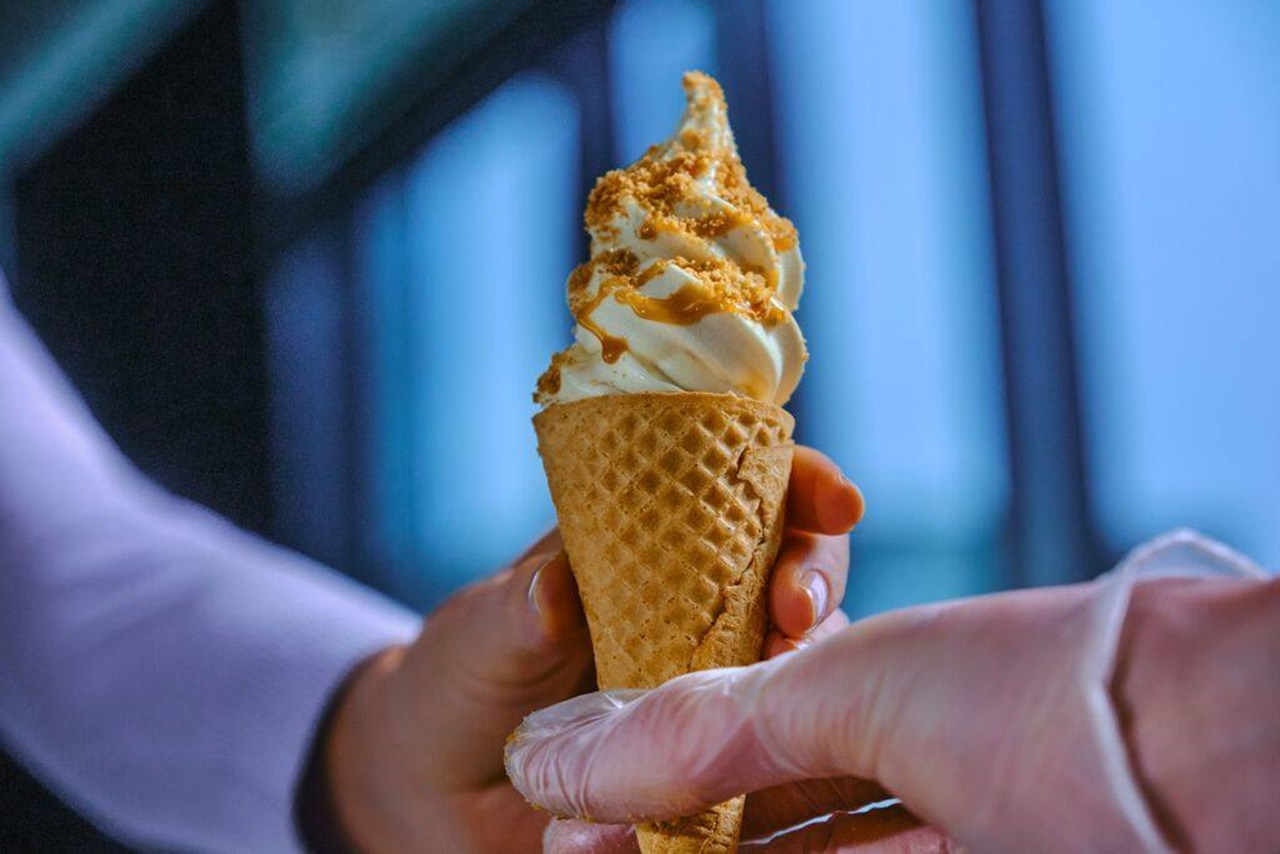 recipe image Italienisches Karamelleis mit Karamellsauce und Streuseln