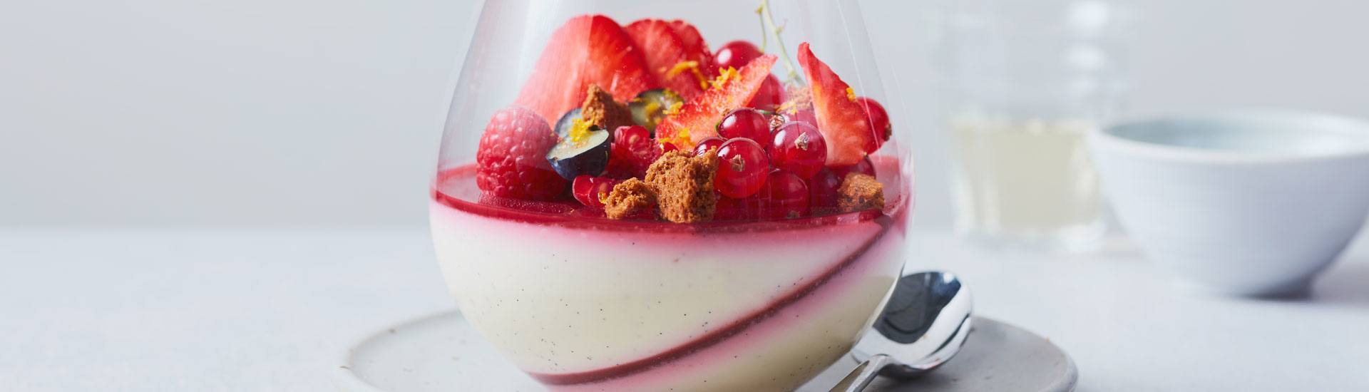 recipe image Panna cotta with berries & cookie crumble