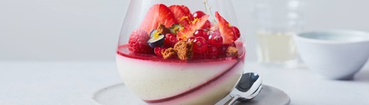 recipe image Panna cotta with berries & cookie crumble