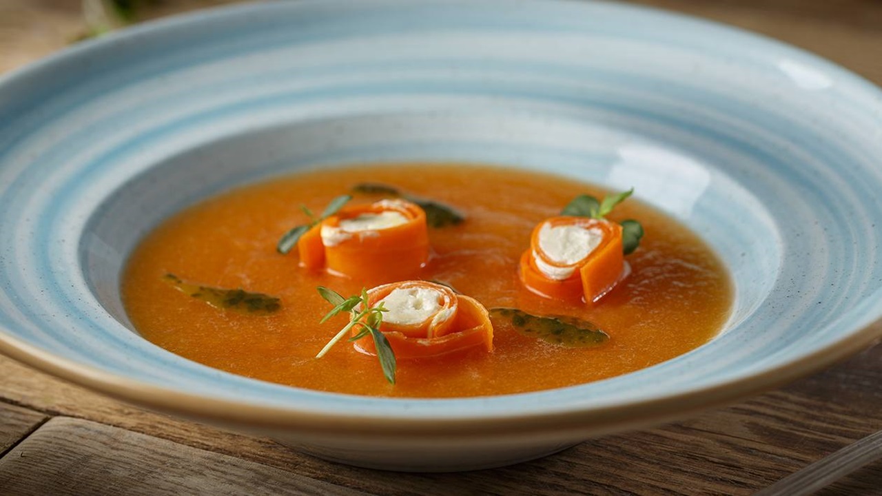 recipe image Sopa de melón cantaloup con jengibre, rollitos de zanahoria y queso crema
