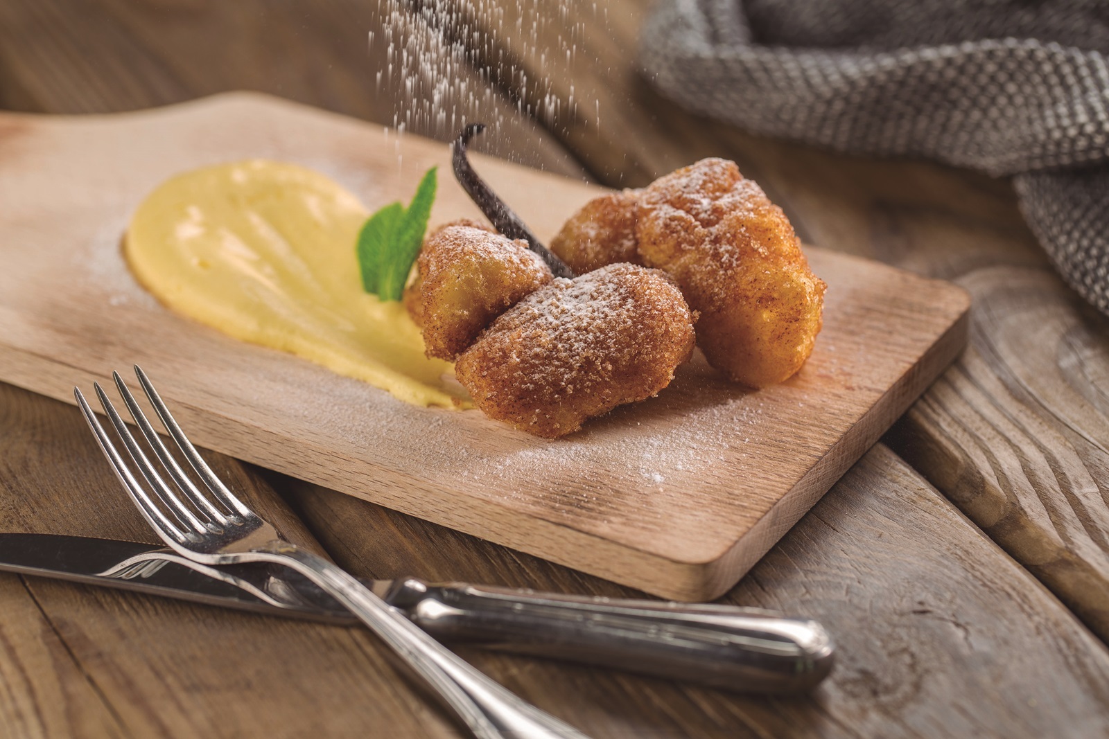 recipe image Bocaditos fritos de crema de vainilla