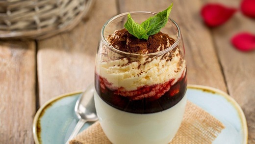 recipe image Pannacotta de vainilla con frutos rojos y mascarpone