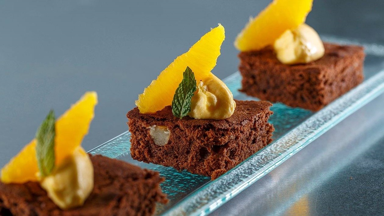 recipe image Brownie de chocolate con queso crema y salsa de naranja