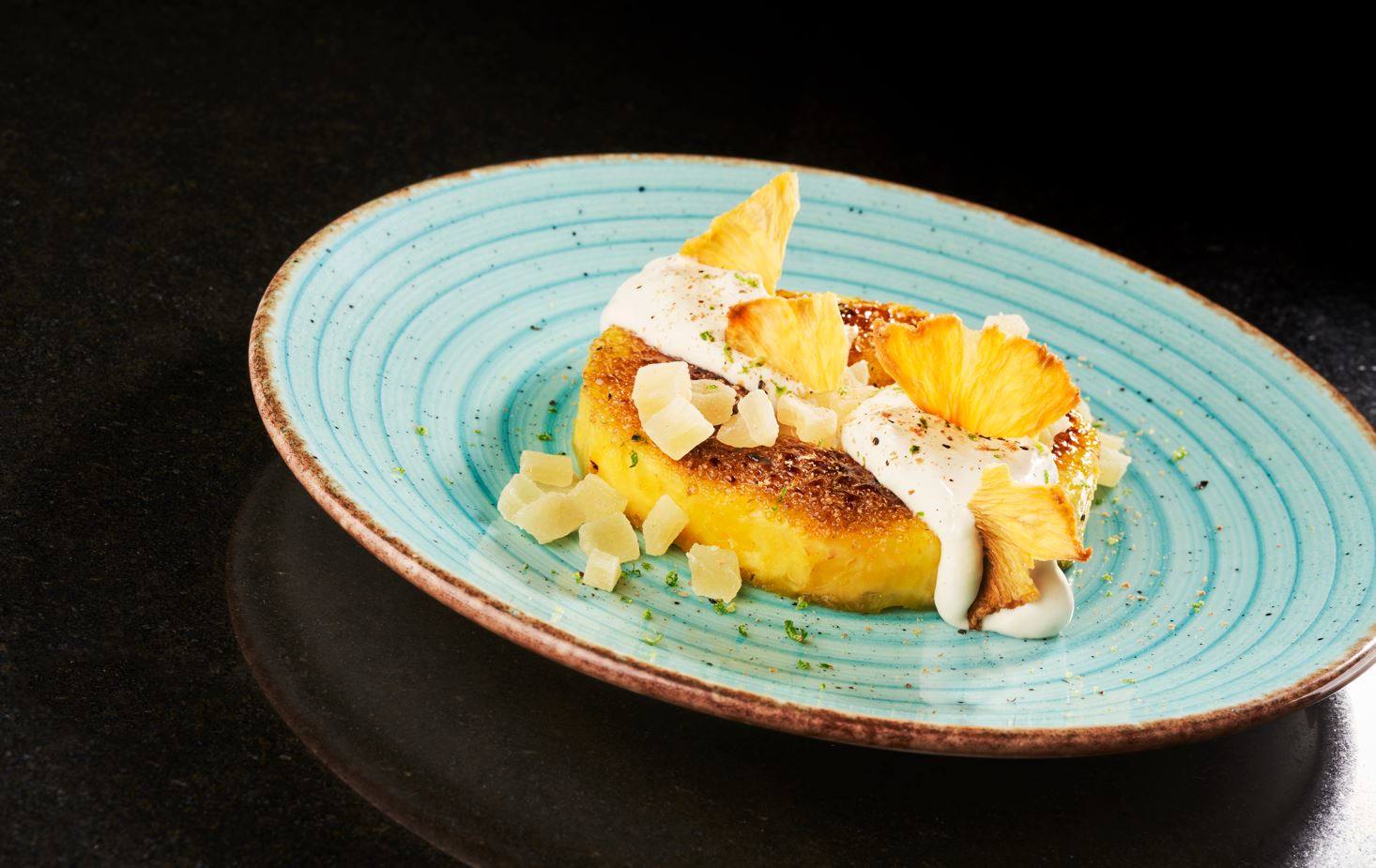 recipe image Piña caramelizada, Violife crema dulce de caramelo, haba tonka y lima