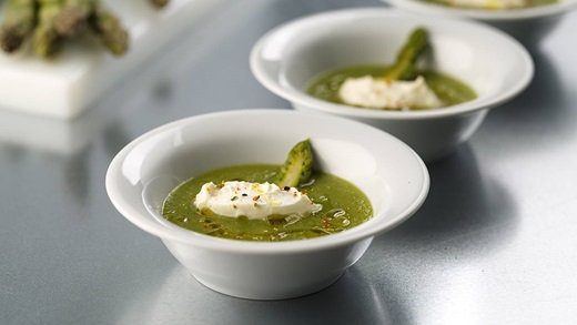 recipe image Crema de espárragos, queso crema Rama y aceite de vainilla