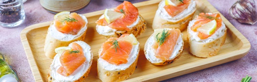 Montaditos de salmón ahumado con queso Crema Rama sin lactosa. Cremosos y deliciosos.