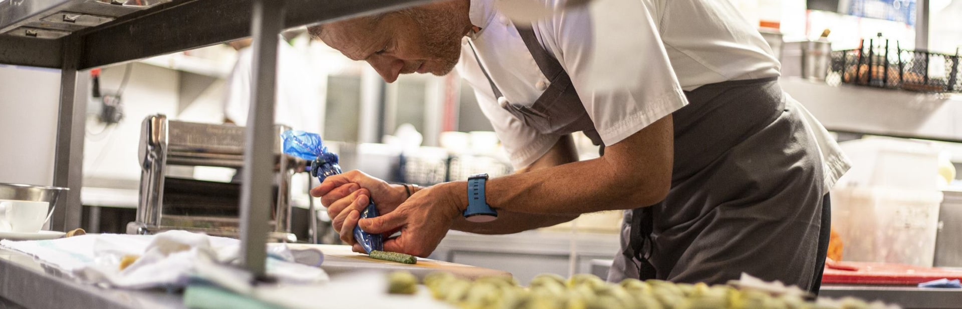 Chef preparando rulos de margarina con especias, sin lactosa y sin gluten. Ideales para untar fácilmente sobre pan, tostadas o bagels