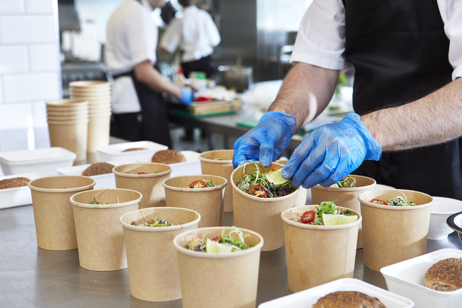 Chef preparando pedidos para llevar o para entregar a domicilio