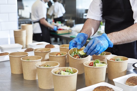 Chef preparando pedidos para llevar o para entregar a  domicilio