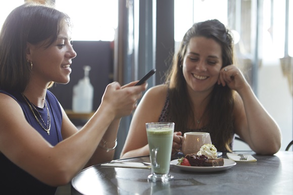 Clientas jóvenes disfrutando un delicioso batido plant-based y sin lactosa, elaborado con Flora Plant