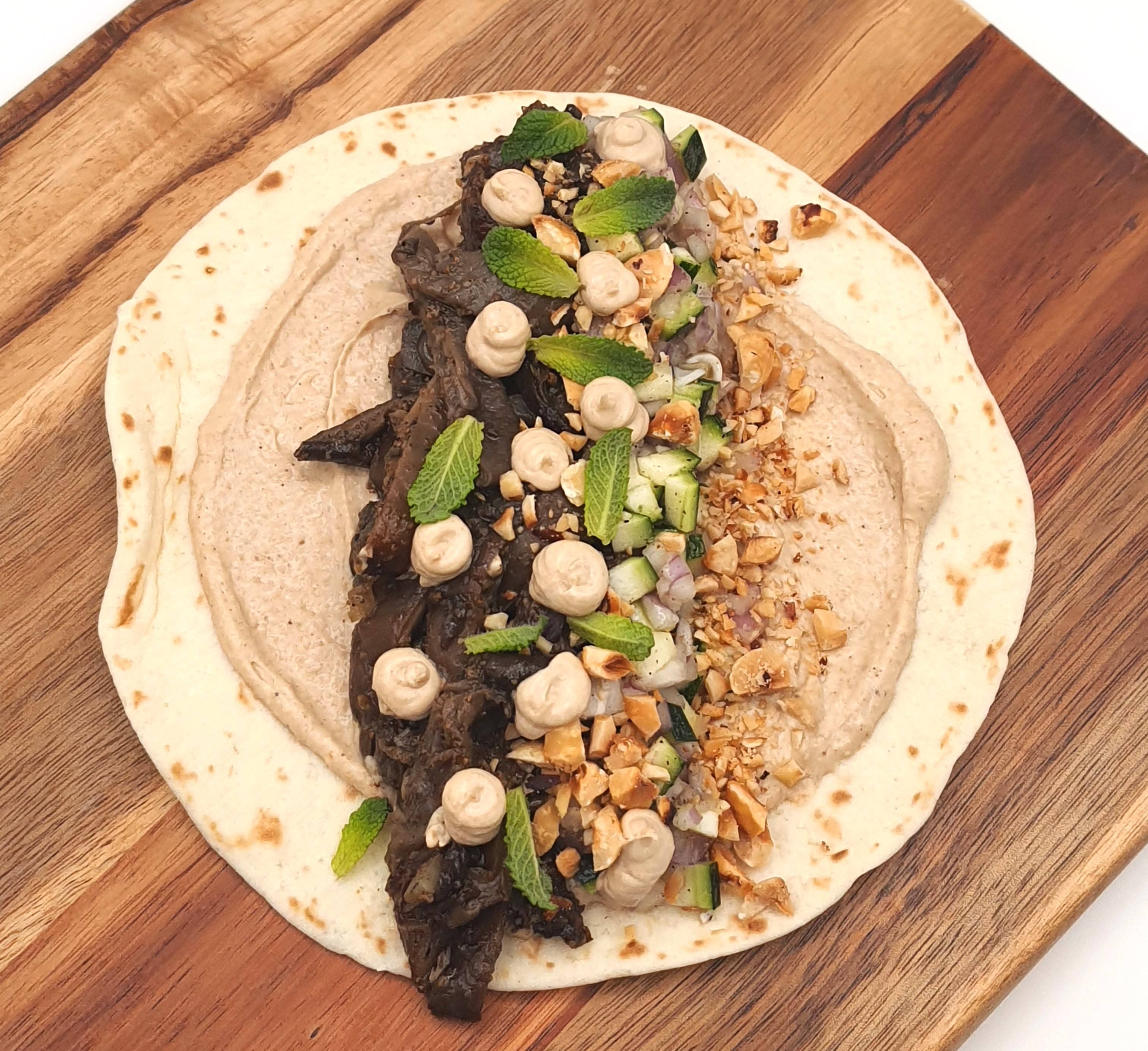 recipe image Wrap de setas especiadas, avellanas, pepino y base de crème fraîche