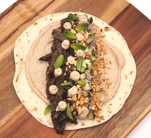 recipe image Wrap de setas especiadas, avellanas, pepino y base de crème fraîche