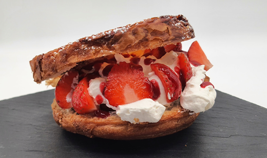 recipe image Kouign Amann con fresas, Krona Original y azahar