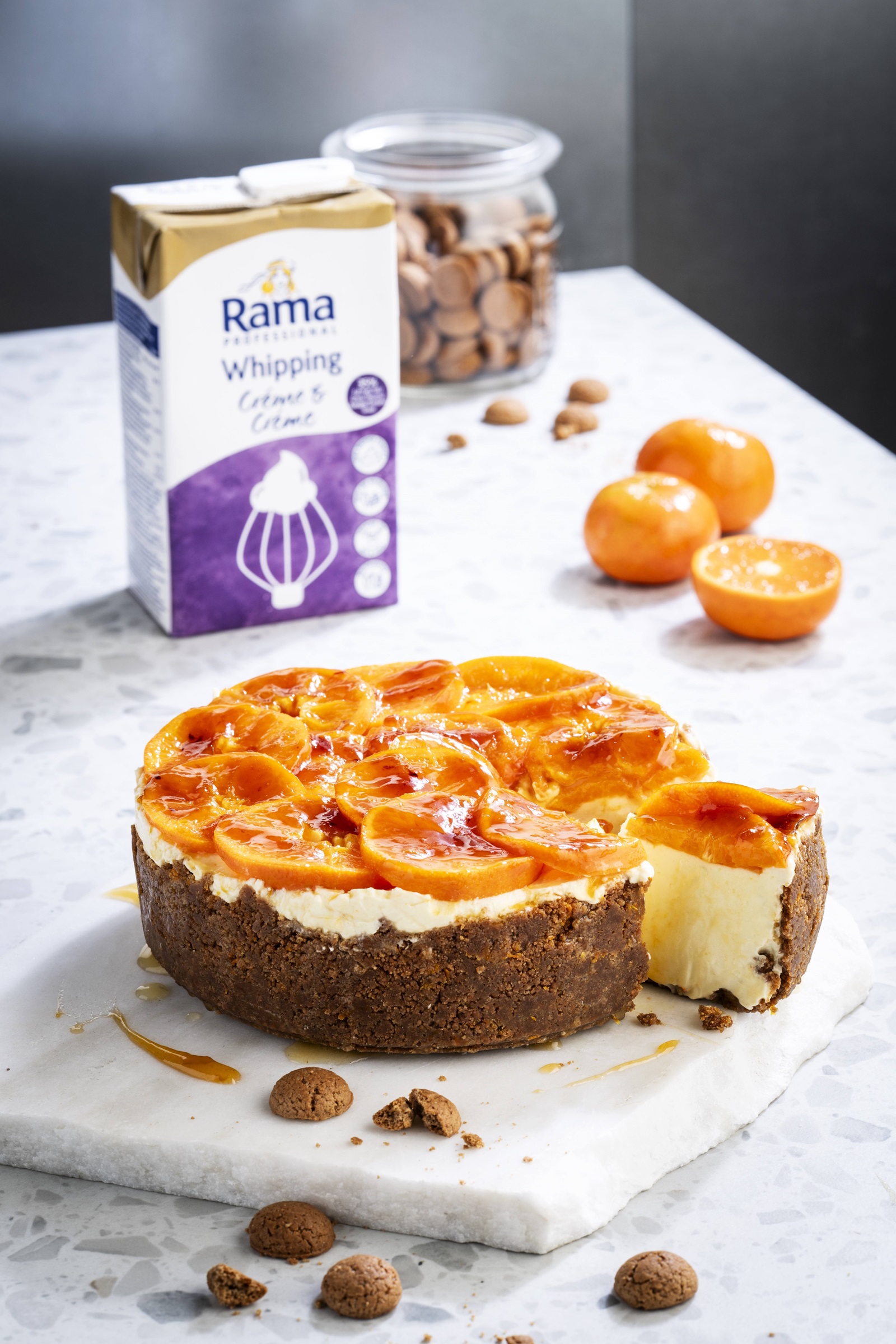 recipe image Sinterklaastaart met Mandarijntjes en Kruidnotenbodem