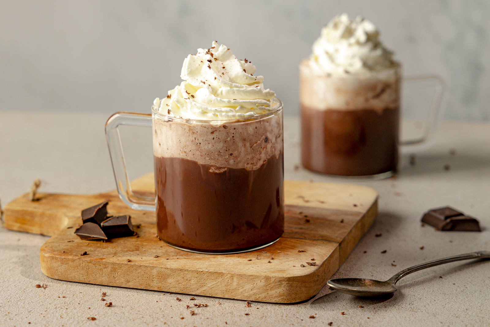 recipe image Warme kaneel-chai chocolademelk met Slagroom en Chocoladerasp