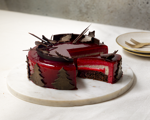 recipe image Taart van kersenmousse met yoghurt-olijfoliebiscuit en brownie