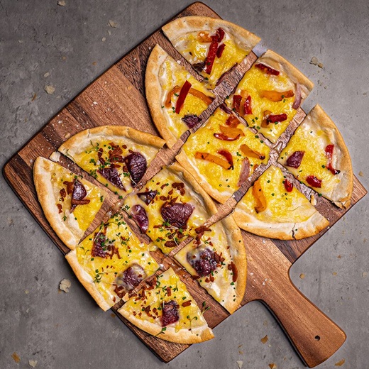 recipe image Feel Good Flammkuchen met bacon en ui