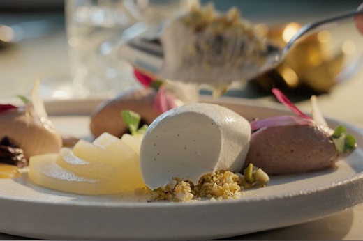 recipe image Gepocheerde Peer-Acai Mousse met Karamel- en Kardemomijs.